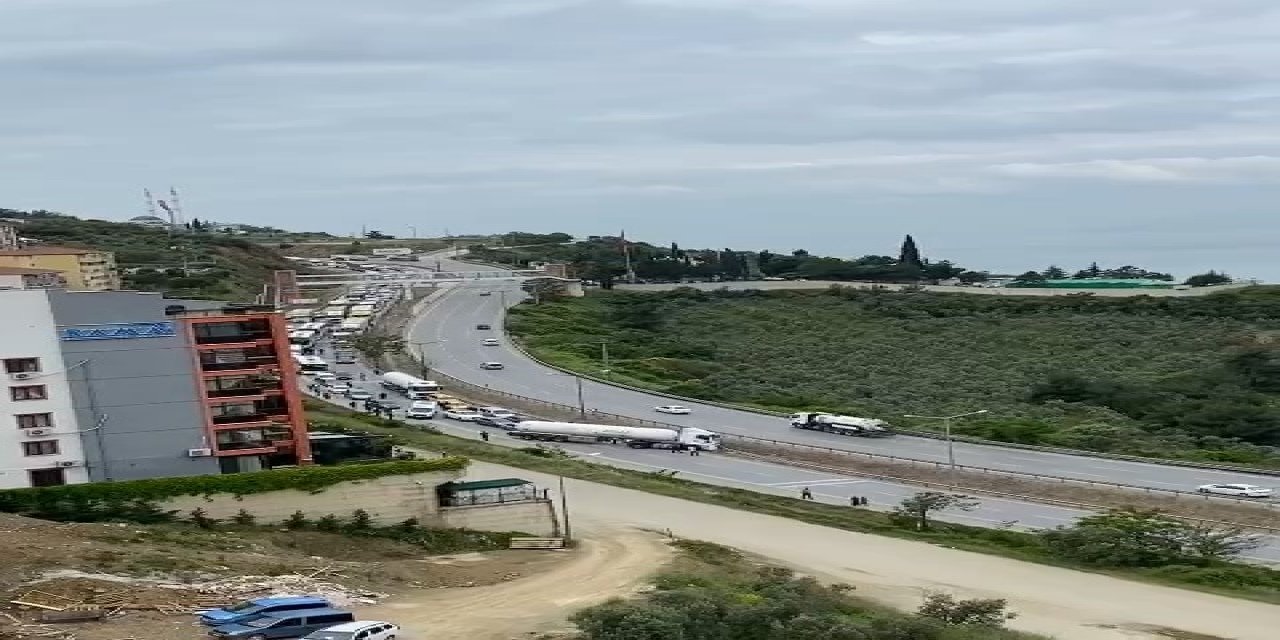 Kaza yapan tanker trafiği kilitledi