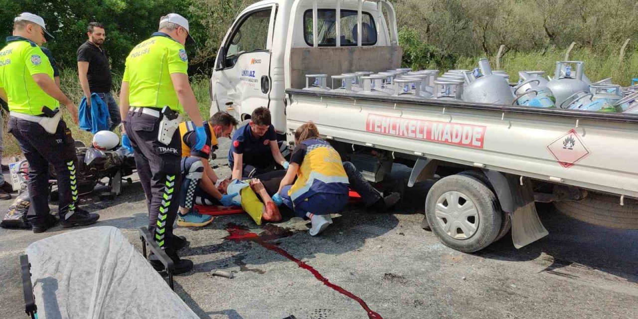 Motosiklet ile kamyonet çarpıştı: 1’i ağır 2 yaralı