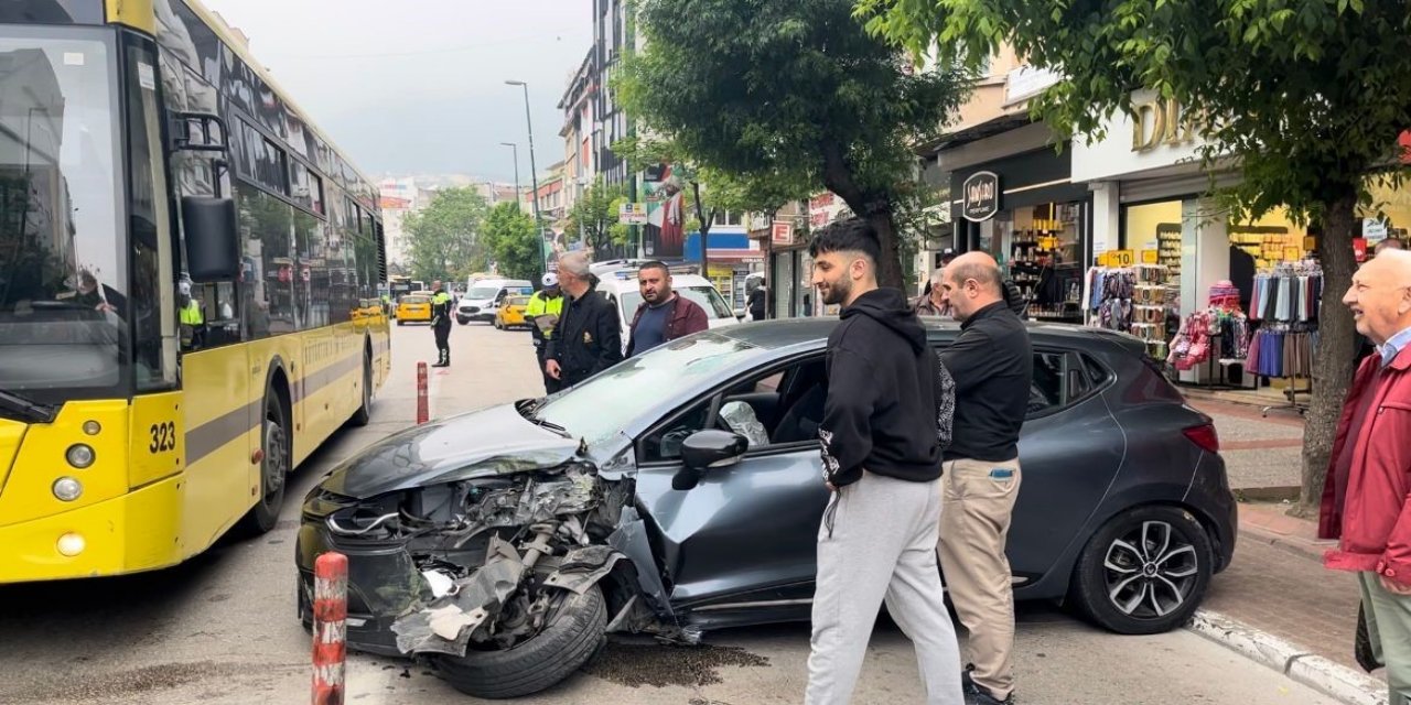 Halk otobüsüne ters şeritten gelen otomobil çarptı