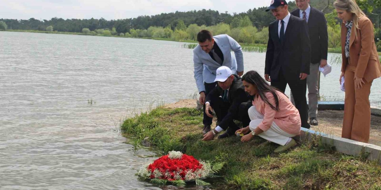 Depremzedeler anısına Pelitözü Göledine çelenk bırakıldı