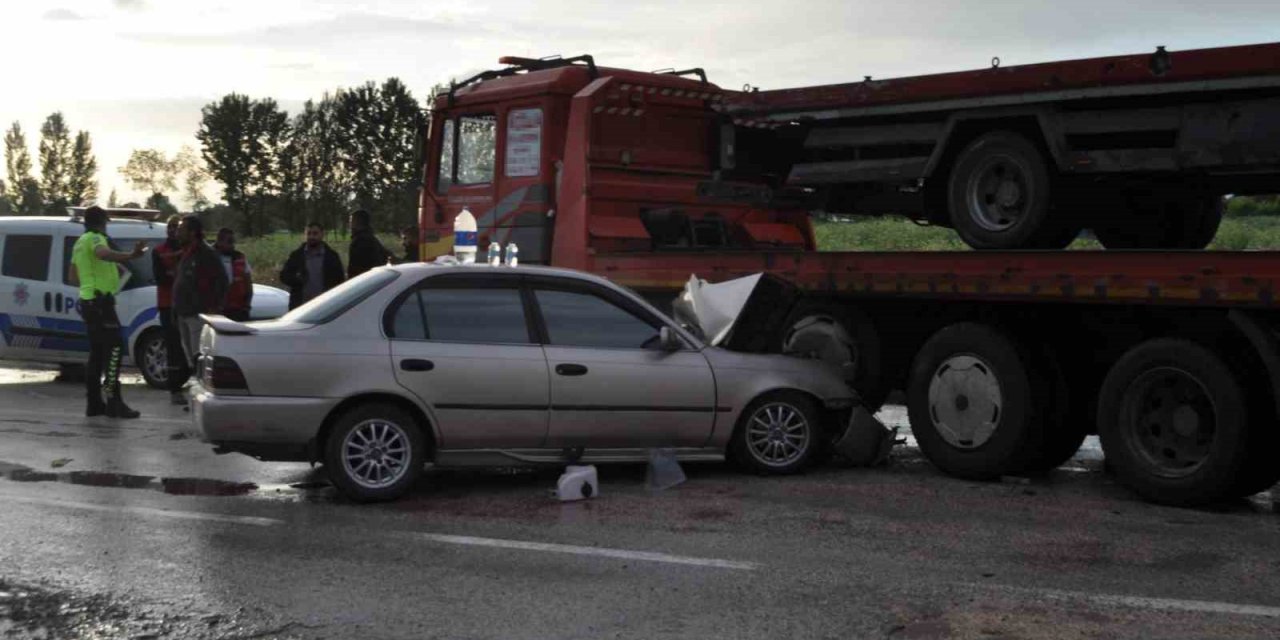 Otomobil oto kurtarıcıya çarptı