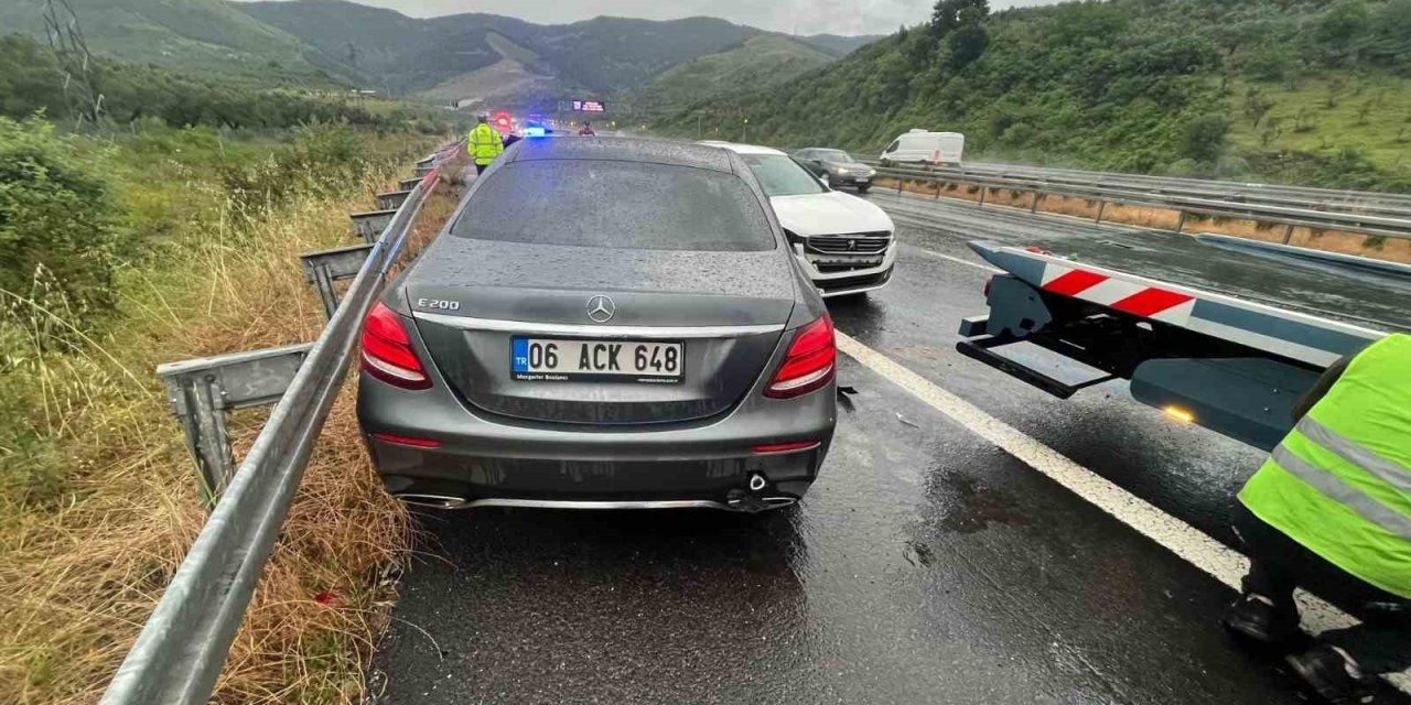 Otobanda araçlar birbirine girdi: 4 yaralı