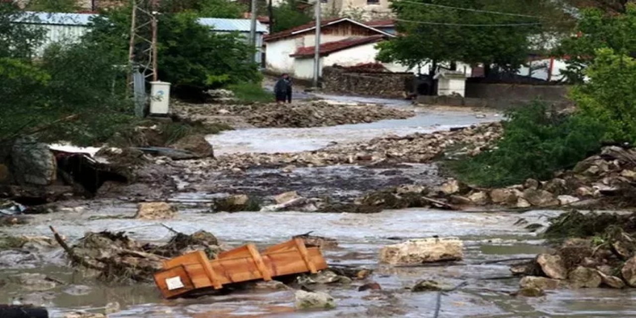 Sel mağduru besiciyi dolandırdılar