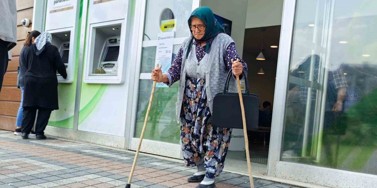 Yaşlı kadını dolandırılmaktan polis kurtardı