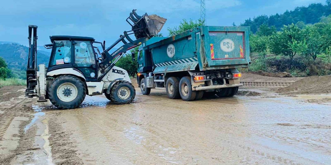 Ekipler sel sonrası bozulan yolları için yoğun mesai harcadı