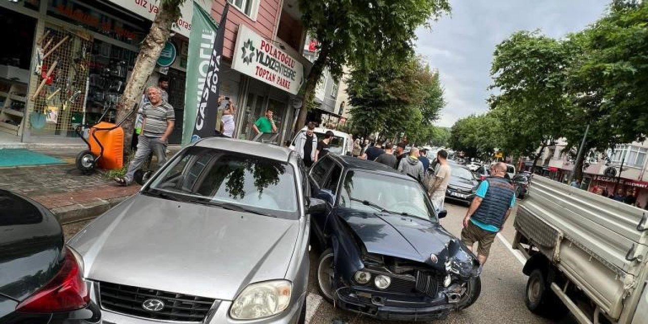 Alkollü sürücü park halindeki 3 araca çarptı