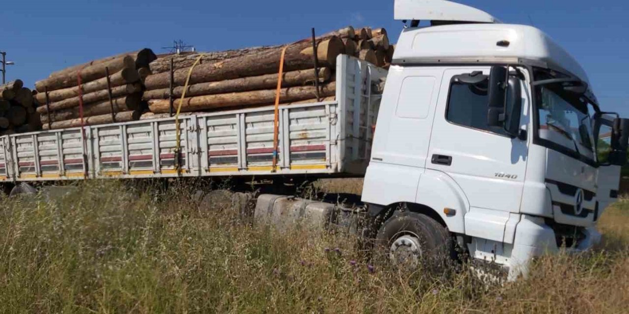 Freni boşalan tır lastiğinin patlamasıyla durdu