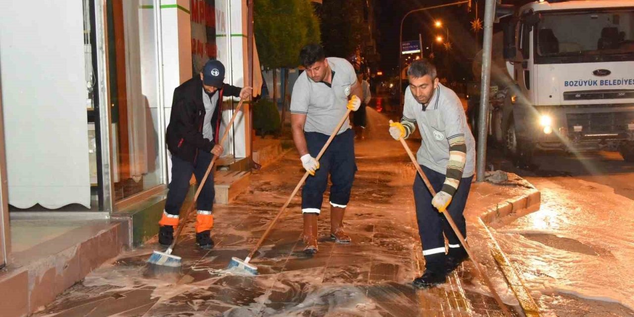 Ana cadde kaldırımları köpüklü yıkama ile bayrama hazırlanıyor