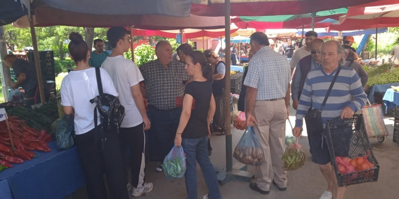 Pazar tezgahlarında bayram yoğunluğu