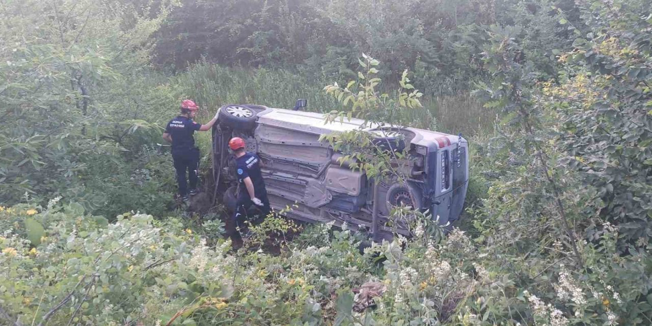 Hafif ticari araç şarampole devrildi: 6 yaralı