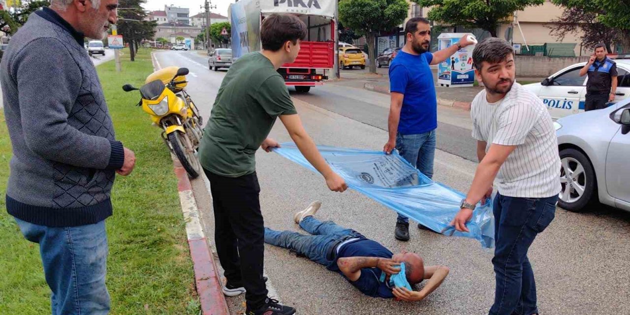 Kazada yaralanan PTT memurunu yağıştan çöp poşetiyle korudular