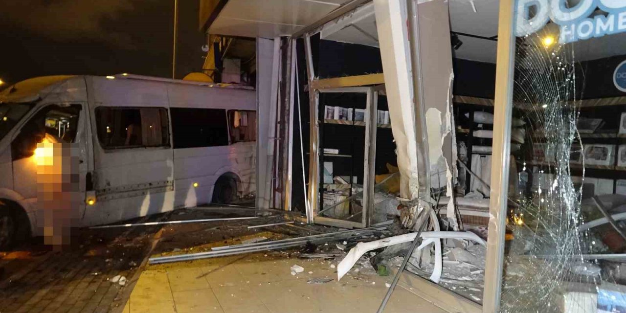 Minibüs restorana girdi: 1 ölü, 4 yaralı