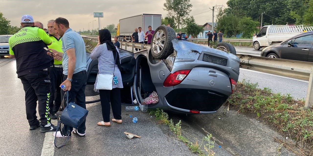 Bariyerlere çarpan otomobil ters döndü