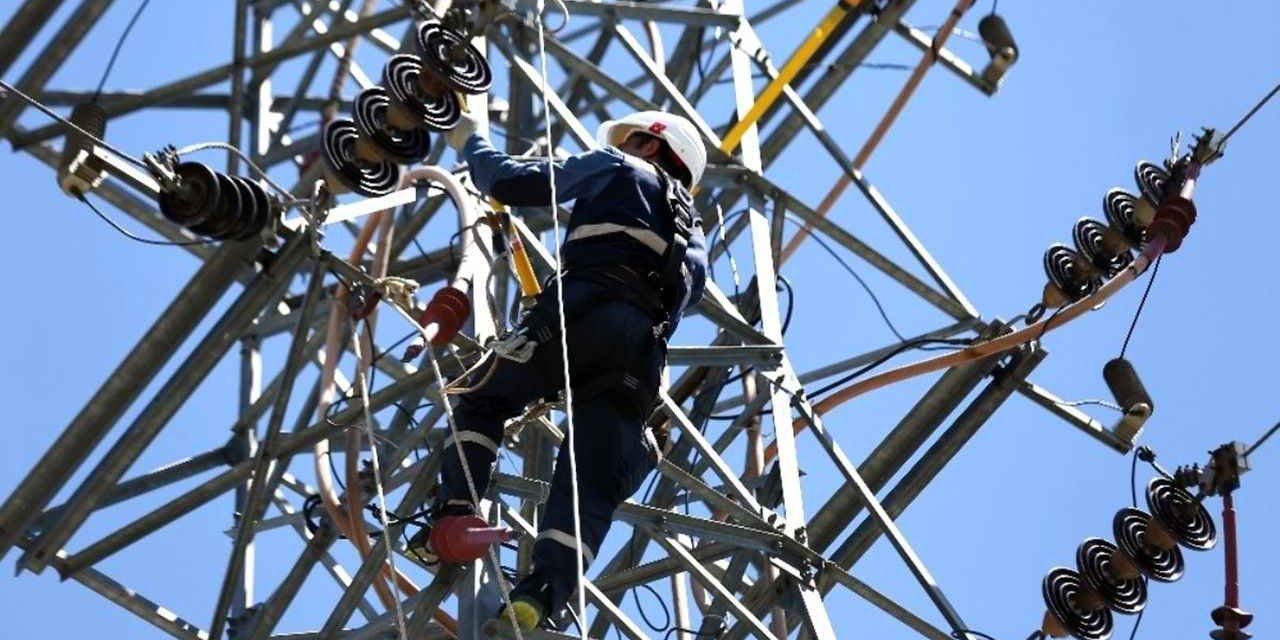 Elektrik direğinden düştü, hayatını kaybetti