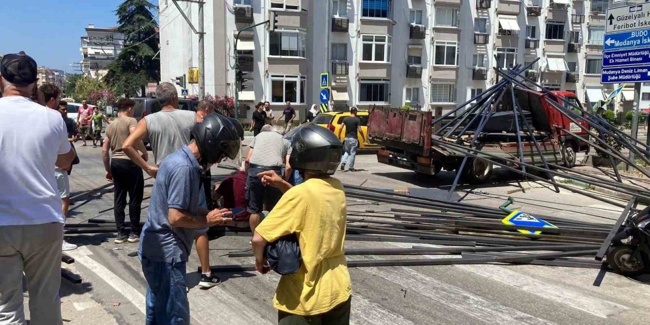 Freni patlayan kamyon yaya ve araçları biçti