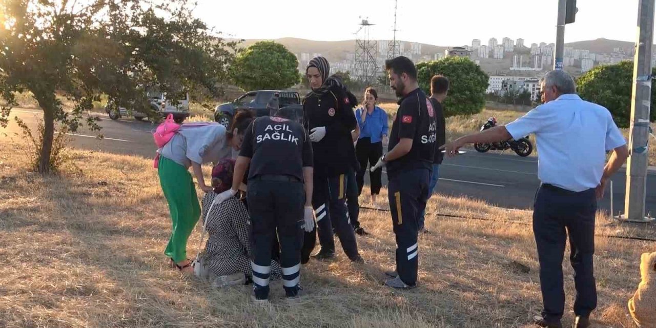 Elazığ’da otomobil ile motosiklet çarpıştı: 1’i ağır 5 yaralı