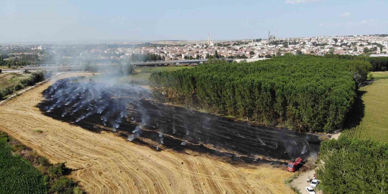 Edirne’de tarlada çıkan yangında 250 saman balyası küle döndü