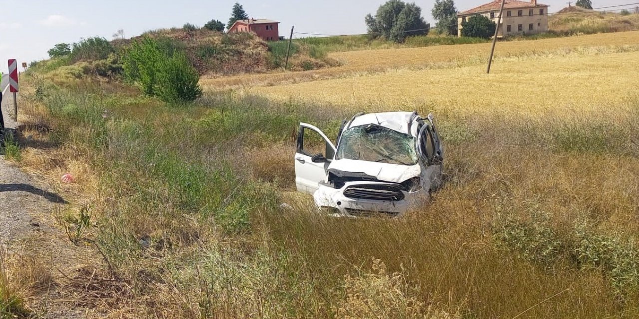 Konya’da hafif ticari araç araziye devrildi: 4 yaralı