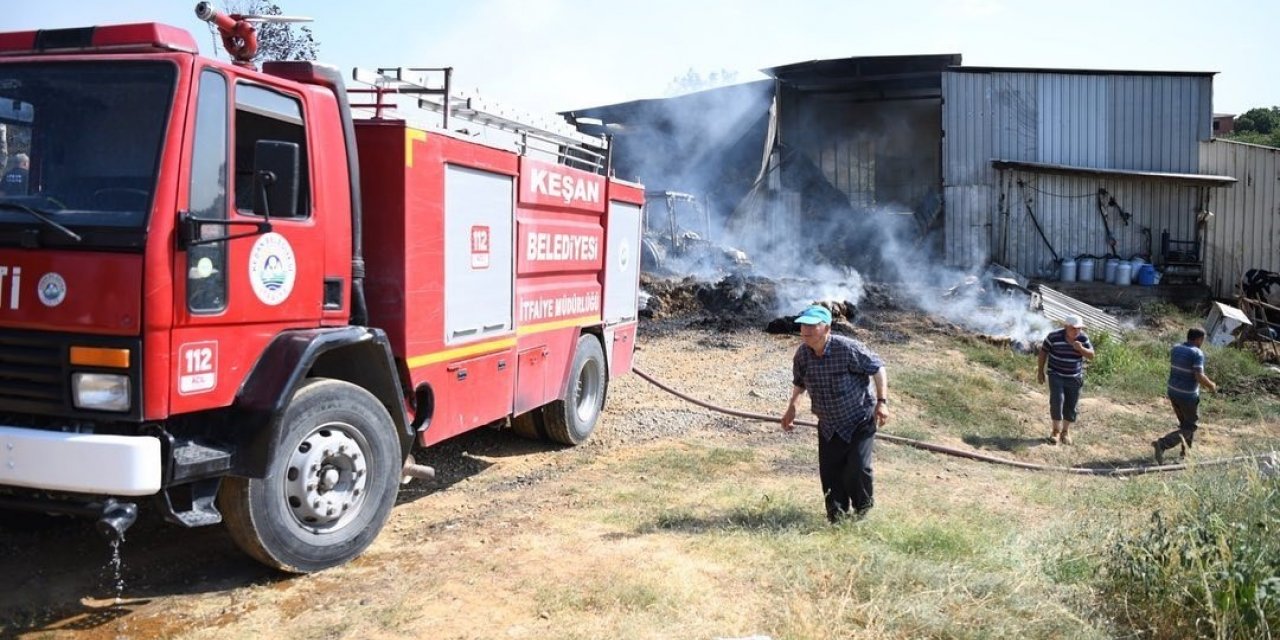 Keşan’da yangın: 4 bin saman balyası, 1 traktör ve sera kullanılamaz hale geldi