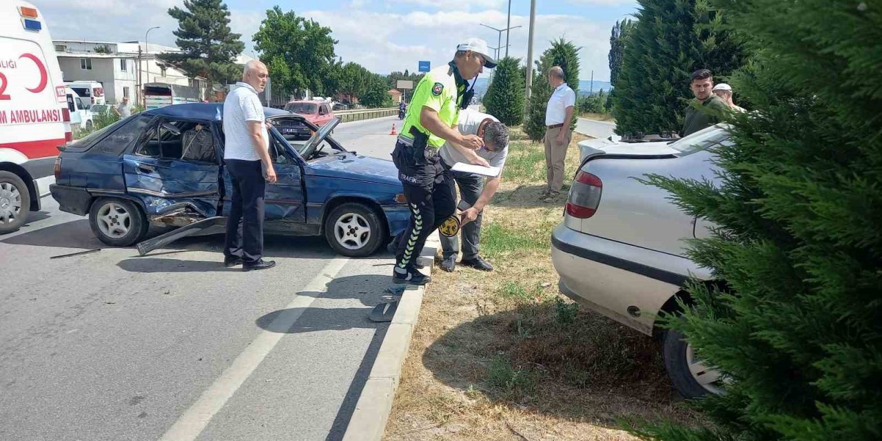 Gediz’deki trafik kazasında 3 kişi yaralandı