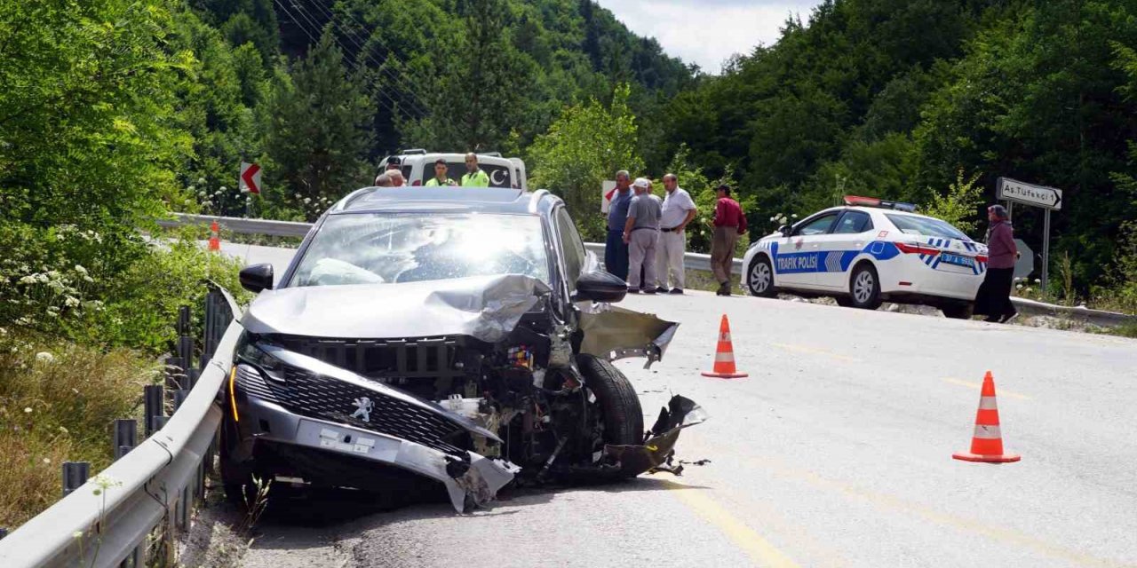 Cenaze merasimine katılmaya giden ailenin bulunduğu araç ile cip çarpıştı: 9 yaralı