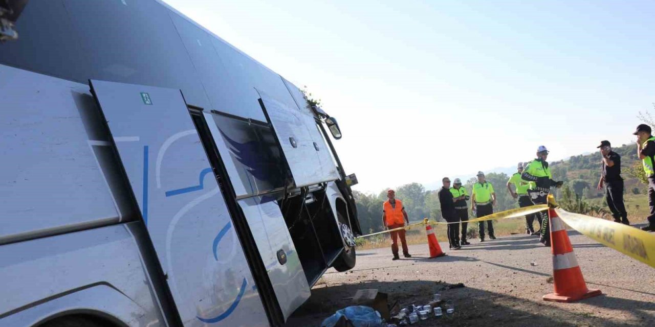 Yolcu Otobüsü Yoldan Çıktı: 2’si Ağır 14 Yaralı