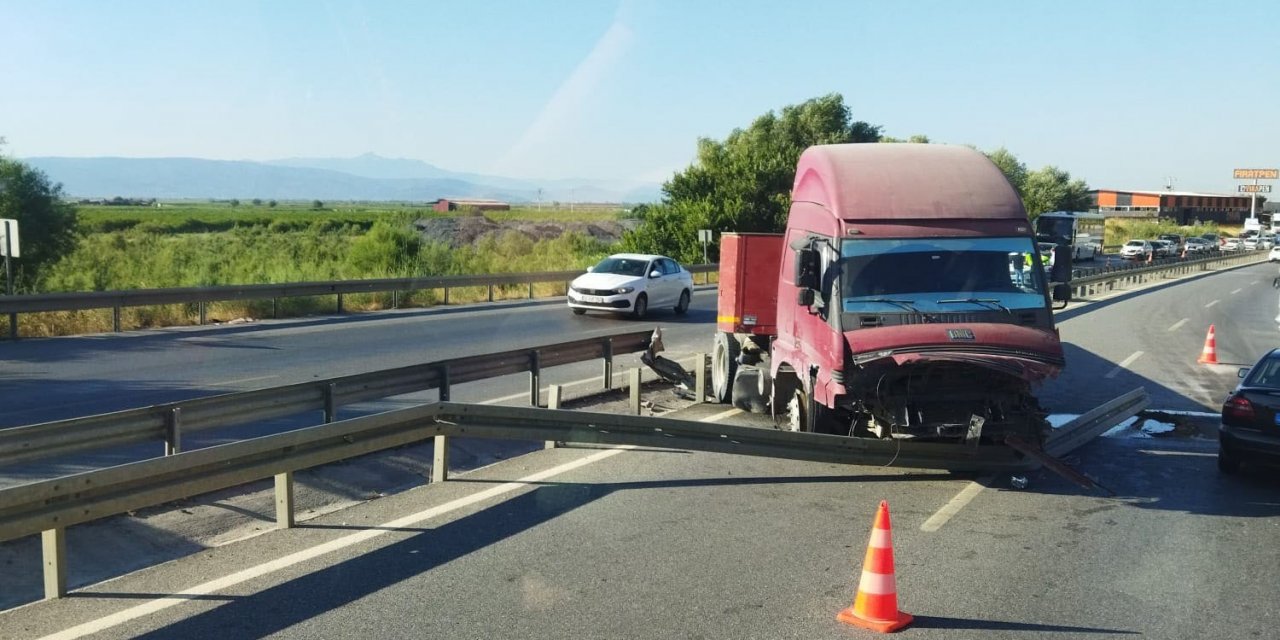 Tır Refüje Çarpıp, Karşı Şeride Geçti: 1 Yaralı