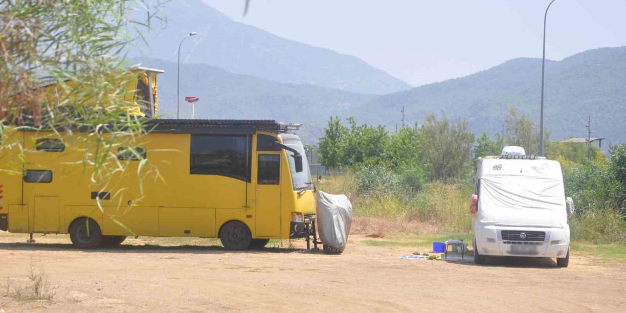 Fethi Bey Parkı, Karavanlarla Doldu Vatandaşlar Tepki Gösterdi