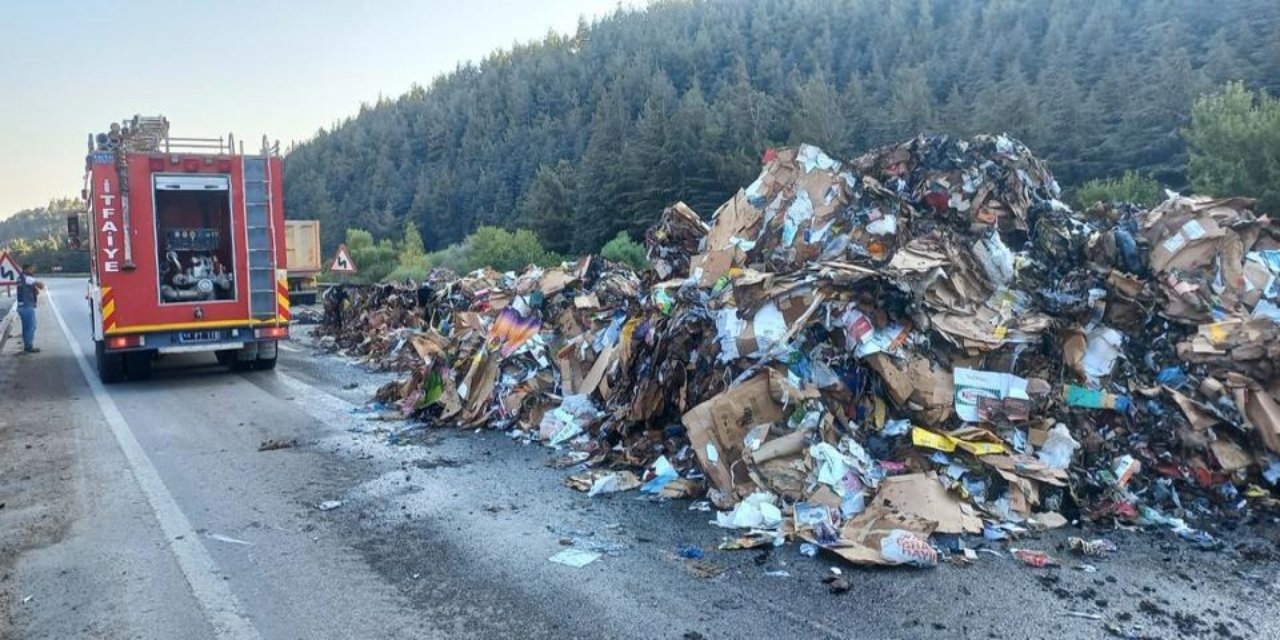 Kağıt Yüklü Tır Seyir Halindeyken alev Aldı