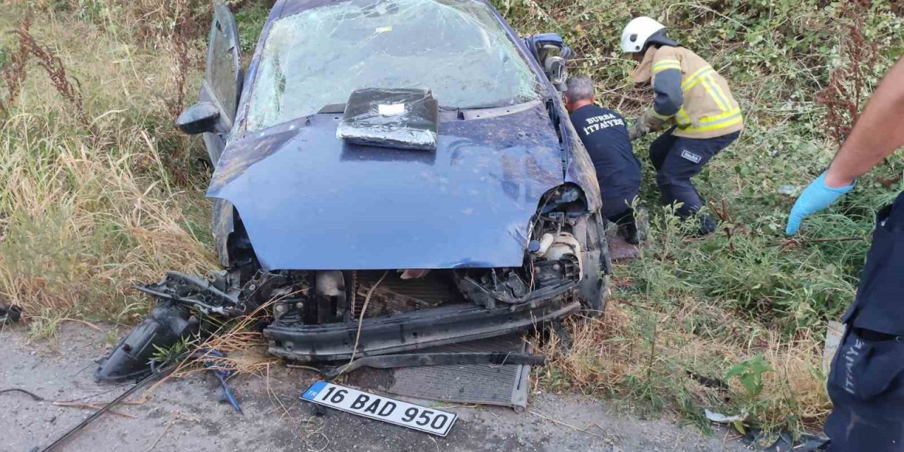 Takla Atan Otomobilden Savrulan 2 Genç Hayatını Kaybetti