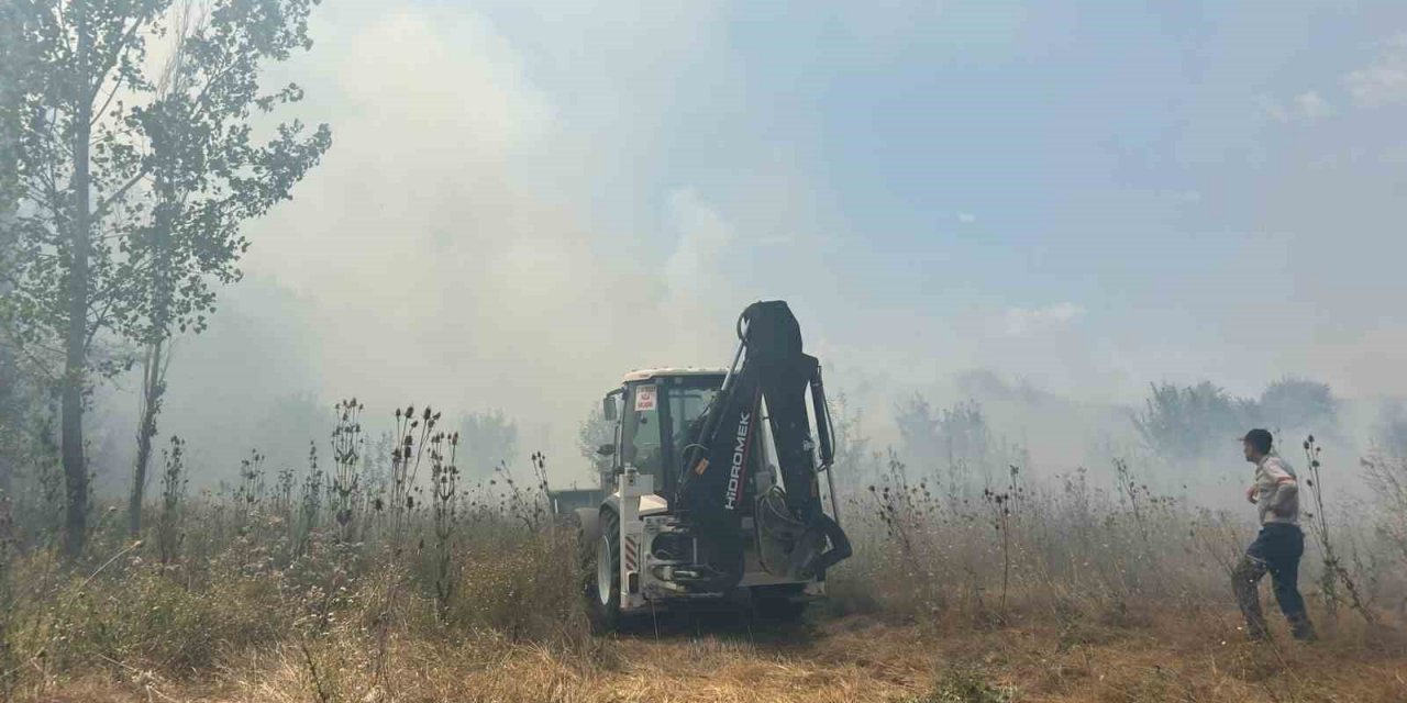 Kıvılcım 90 Dönüm Tarlayı Yaktı