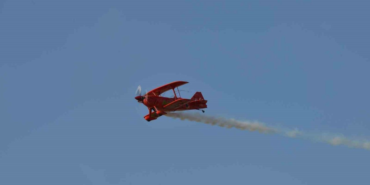 Türkiye’nin İlk Kadın Akrobasi Pilotu Ve Yerli Uçağımız Hürkuş İzleyenleri Mest Etti