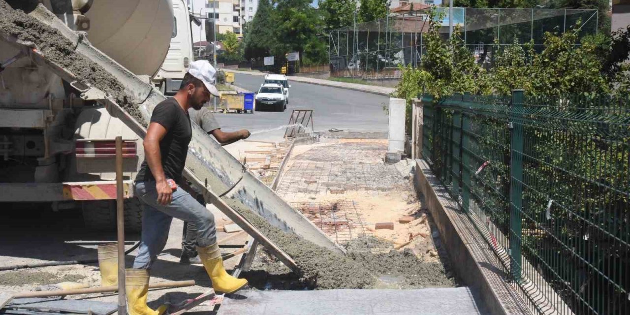 Cadde Ve Sokaklarda İyileştirme Çalışmaları Devam Ediyor