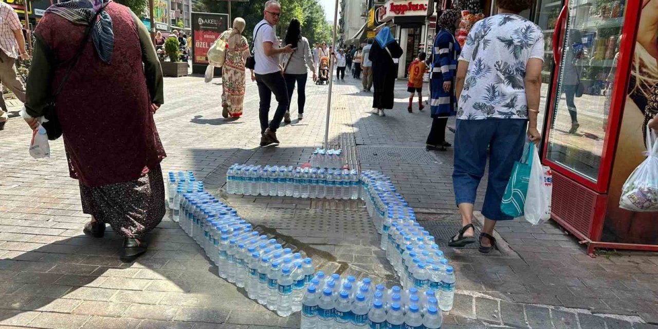 Kaldırımda Beton Döktüğü Alanı Su Şişeleriyle Çevreledi