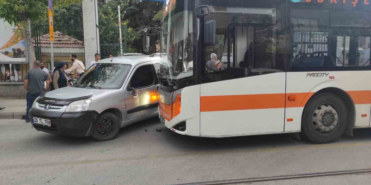 Belediye Otobüsü İle Hafif Ticari Araç Çarpıştı