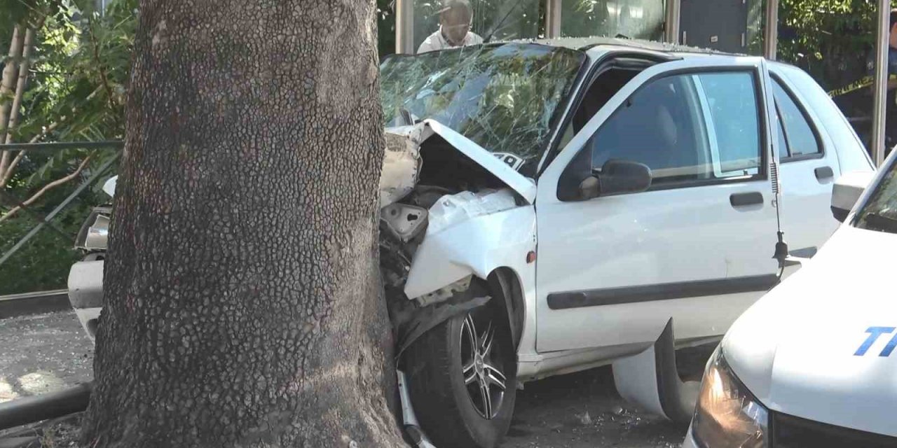 Otomobil Otobüs Durağına Daldı: 1’i Ağır 3 Yaralı