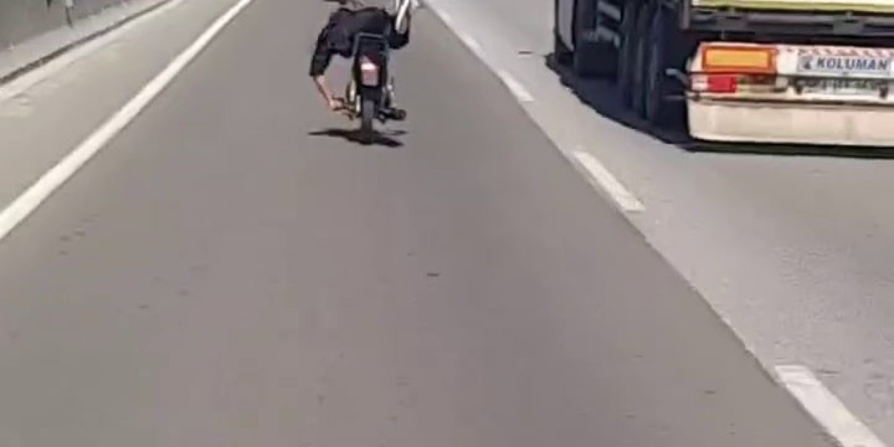 Trafik Magandasının Tehlikeli Motosiklet Yolcuğu Kamerada