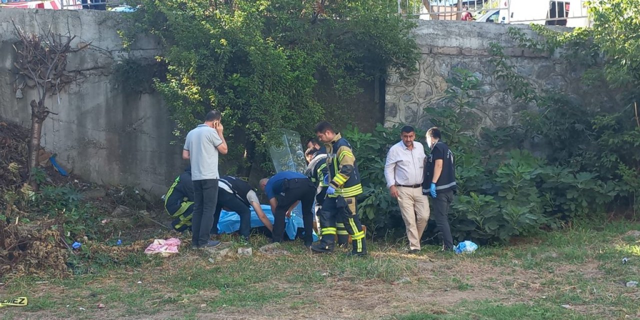 Freni boşalan işçi servisi kaldırımda yürüyen anne ve kızına çarptı: 2 ölü, 6 yaralı