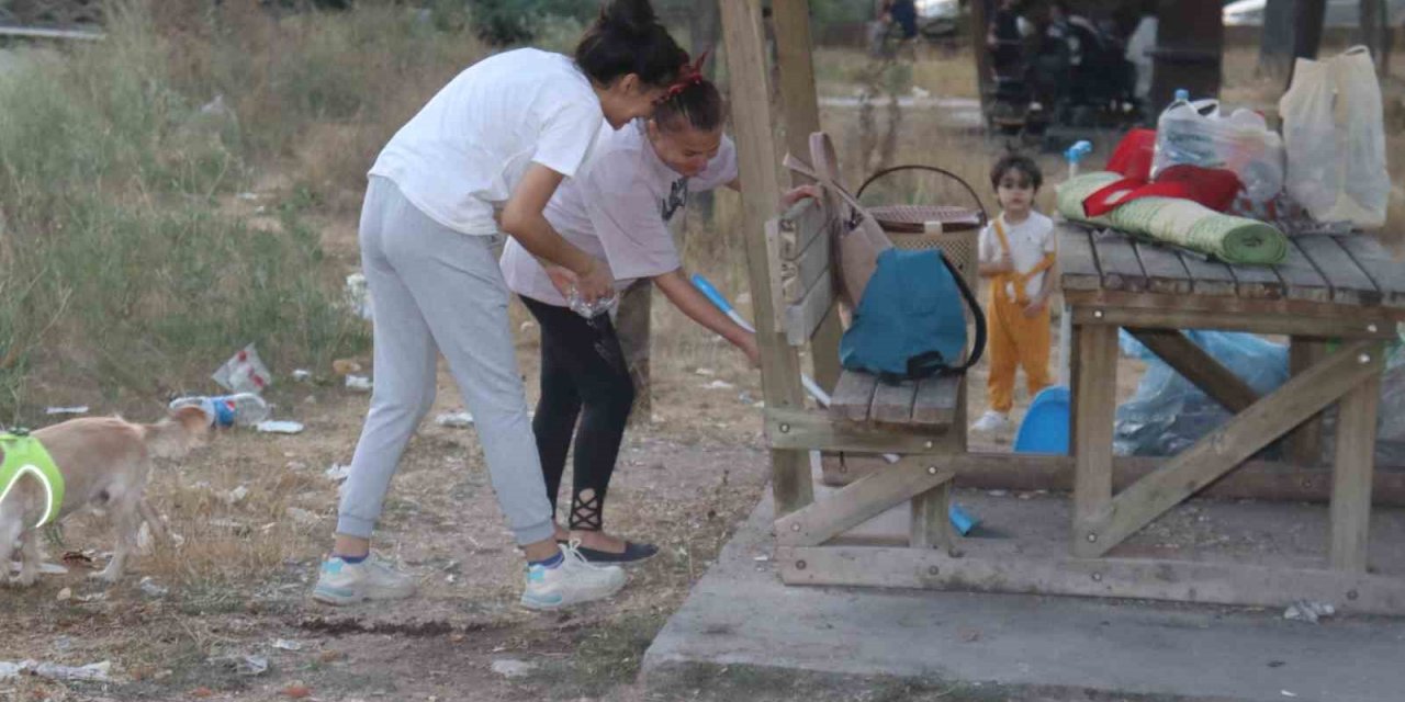 Evlerinden Getirdikleri Süpürge Ve Küreklerle Temizlik Yaptılar