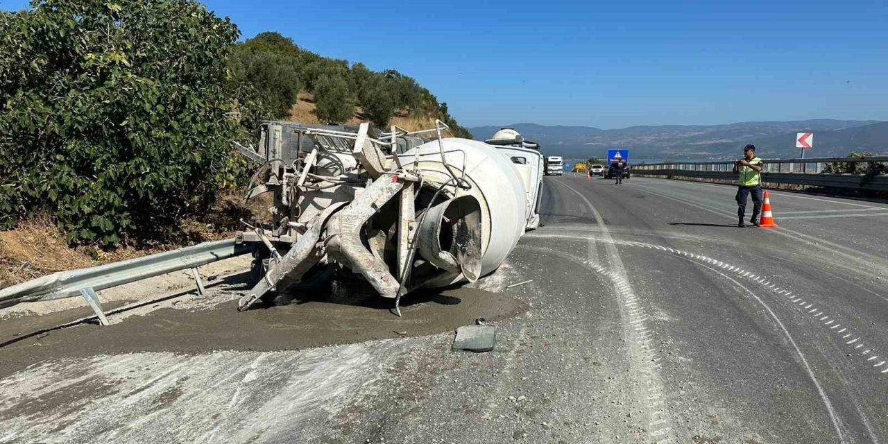 İki Beton Mikseri Kafa Kafaya Çarpıştı: 1 Ölü, 1 Ağır Yaralı