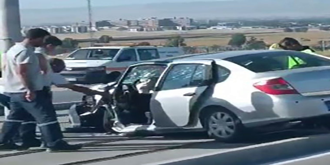 Tramvay Yolundaki Direğe Çarptı