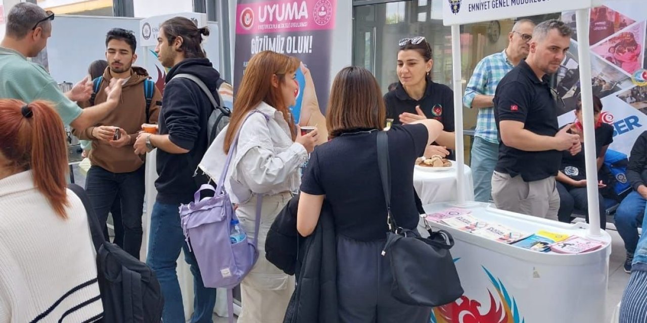 Polis Ekiplerinden 5 Bin 860 Üniversite Öğrencisine Bilgilendirme