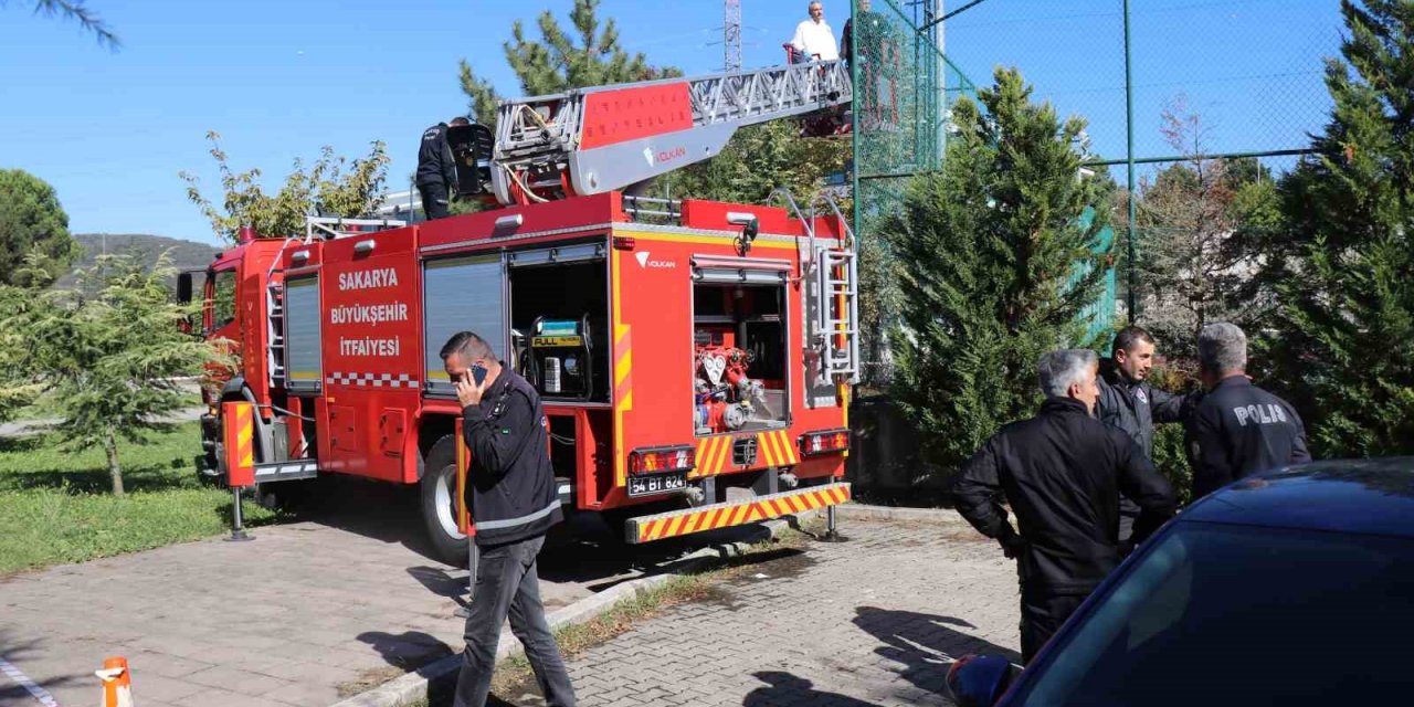 Yabancı Uyruklu Üniversite Öğrencisi  Tenis Kortunun Direğinde Asılı Halde Bulundu