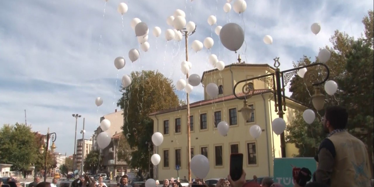 Filistinli Şehit Çocuklar İçin Gökyüzüne Beyaz Balonlar Bırakıldı