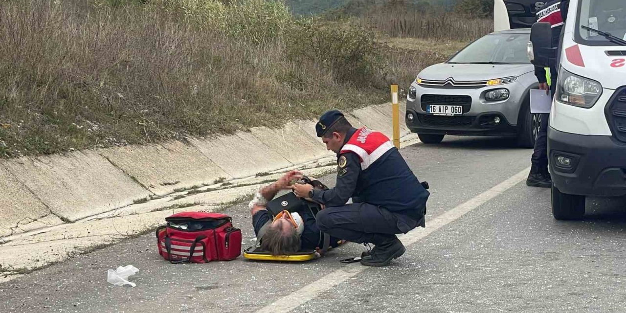 İki Araç Kafa Kafaya Çarpıştı: 4 Yaralı