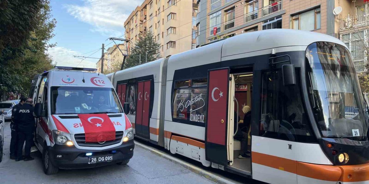 Tramvayın Çarptığı 16 Yaşındaki Genç Kız Yaralandı