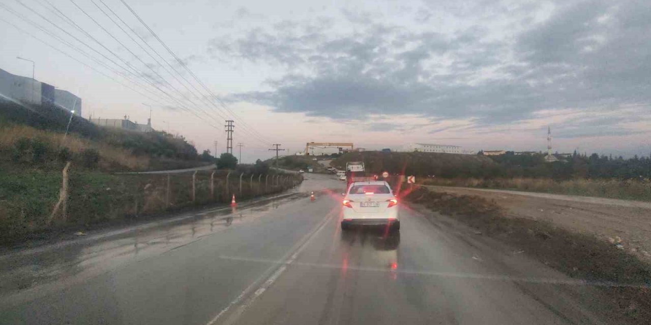 Sel Suları Yolu Kapattı, Trafik Aksıyor