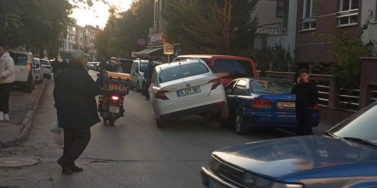 Kontrolden Çıkan Araç Park Halindeki Otomobilin Üzerine Çıktı