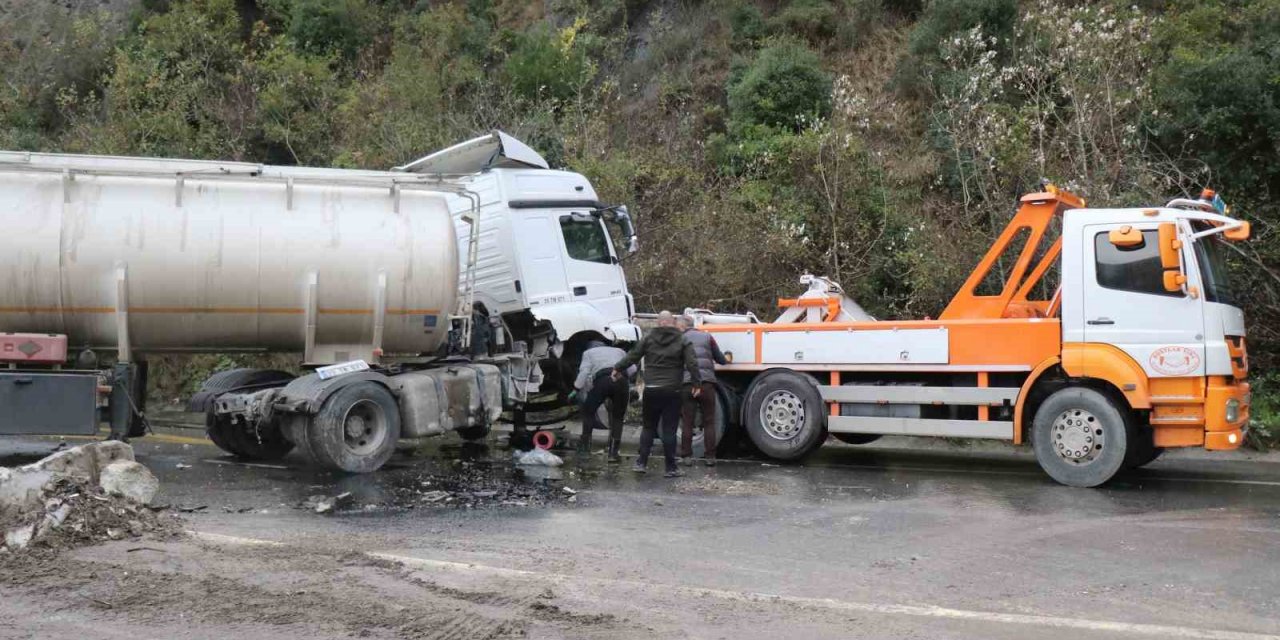 Kontrolden Çıkan Tır Makasladı, D-650 Kara Yolu Trafiğe Kapandı