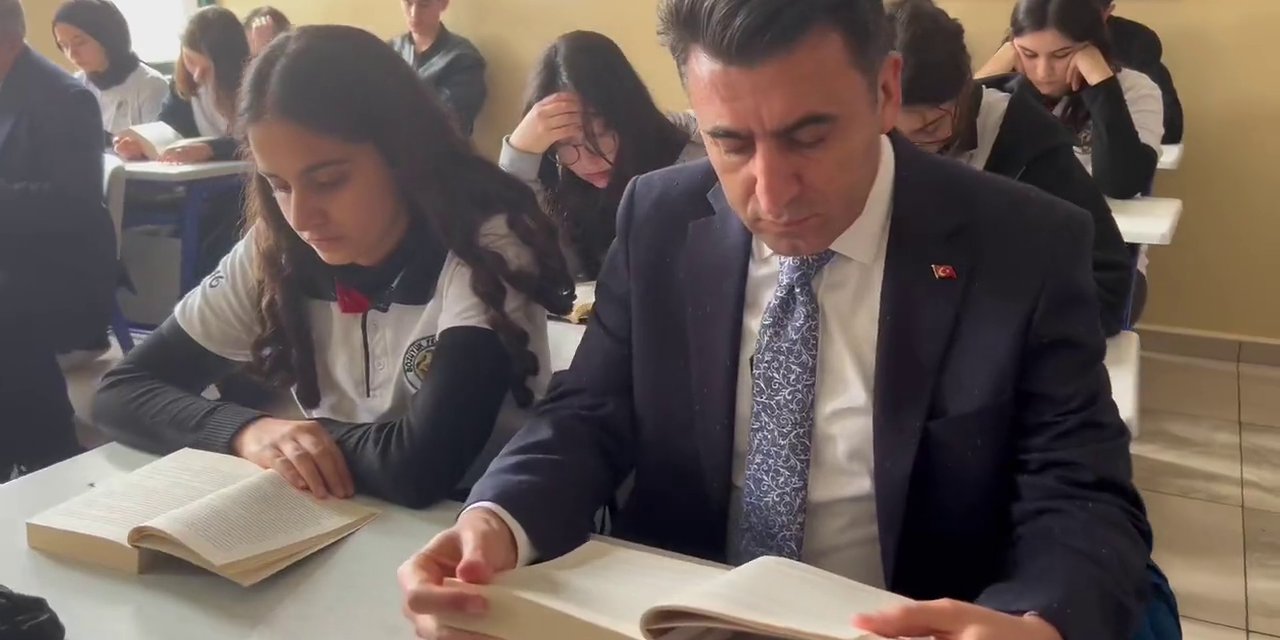 Vali Aygöl öğrencilerle kitap okudu